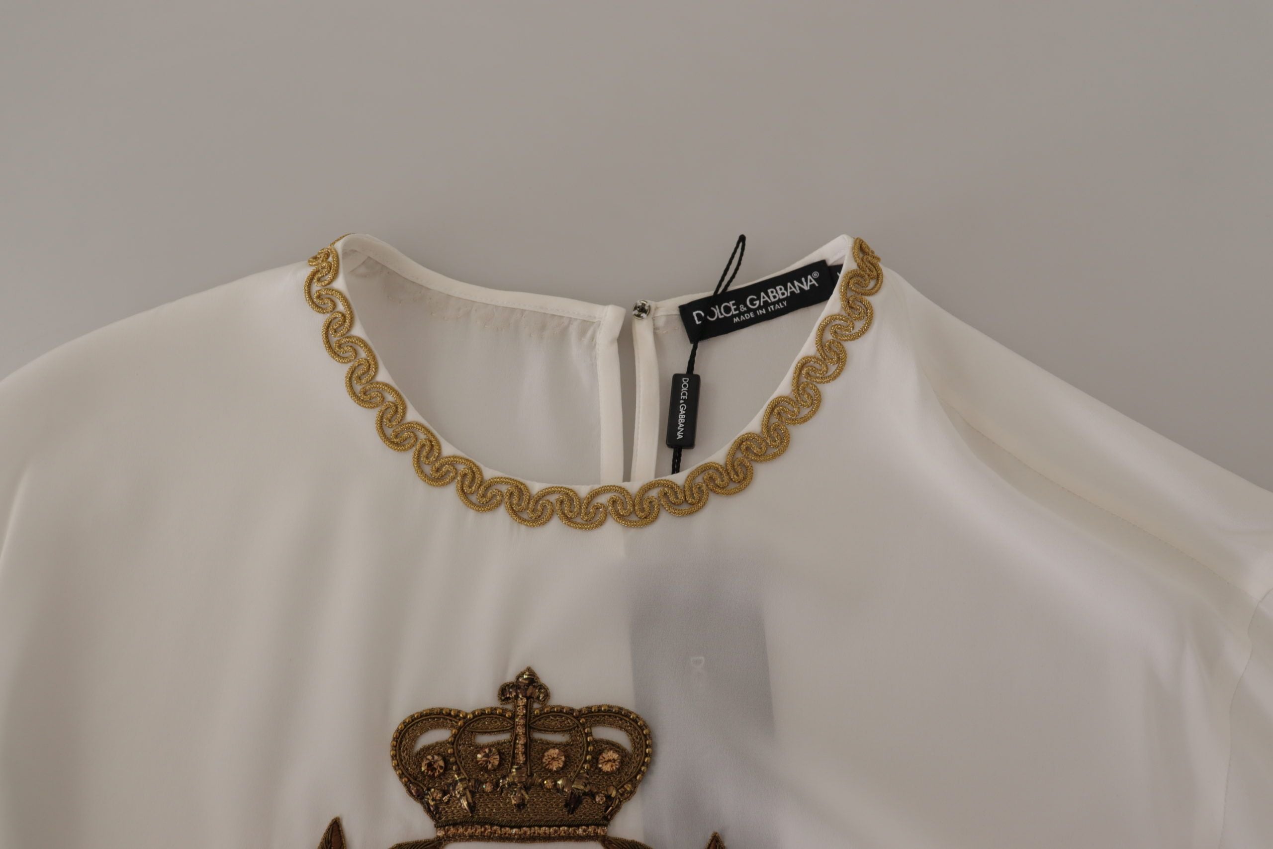 Blusa Dolce &amp; Gabbana de seda blanca con cristales y corona DG dorada