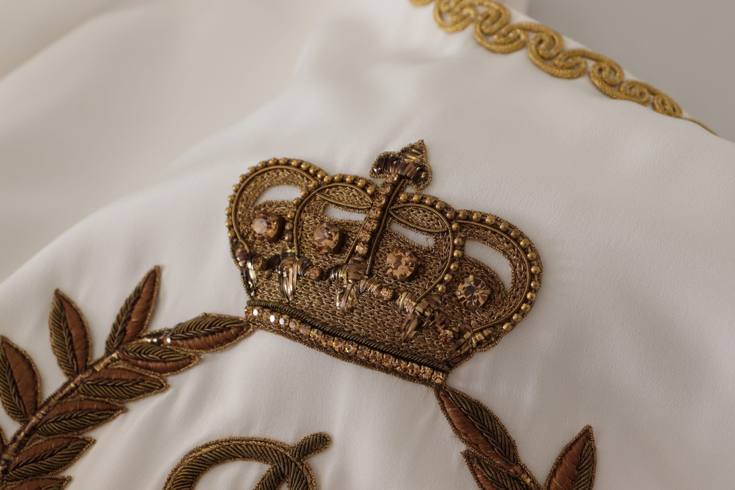 Blusa Dolce &amp; Gabbana de seda blanca con cristales y corona DG dorada