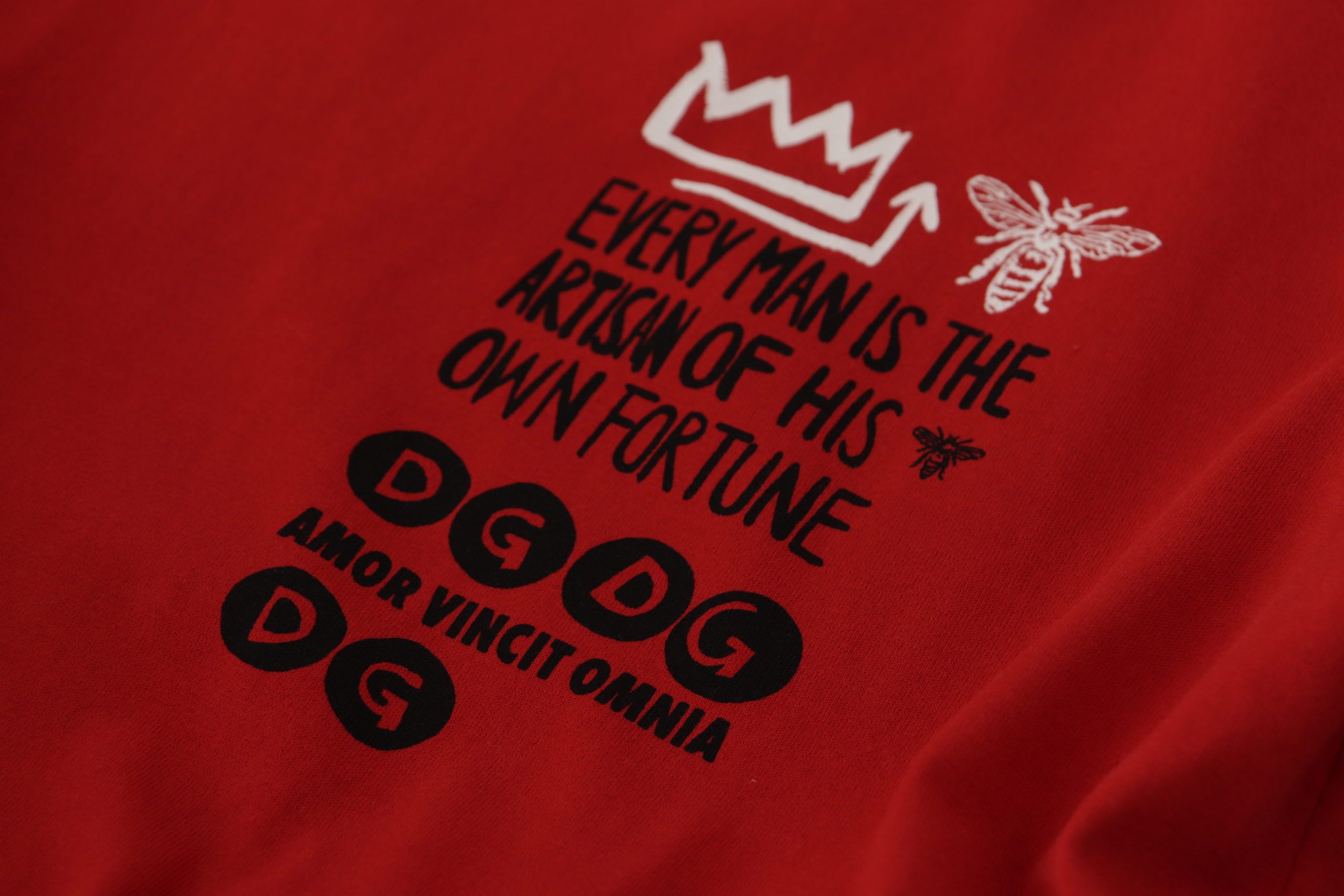Dolce &amp; Gabbana Camiseta roja con cuello redondo Amor Vincit Omnia