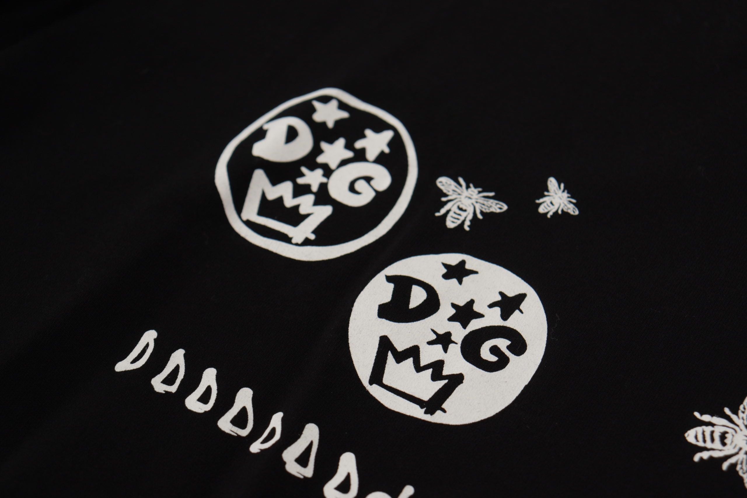 Camiseta de algodón con cuello redondo y motivo de logotipo negro de Dolce &amp; Gabbana