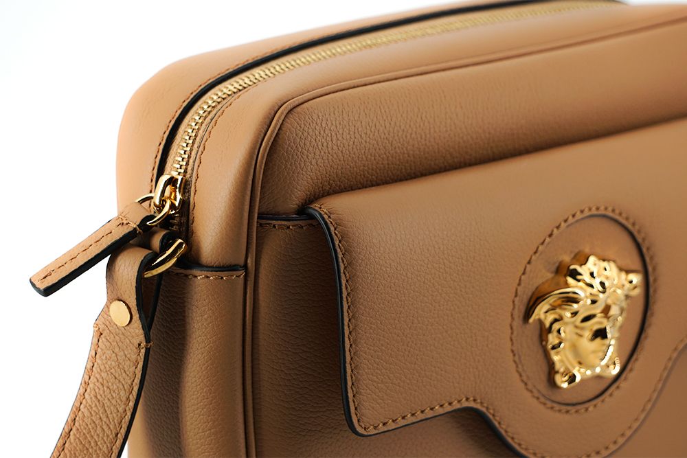 Elegante bolso de hombro Versace de piel marrón con funda para cámara