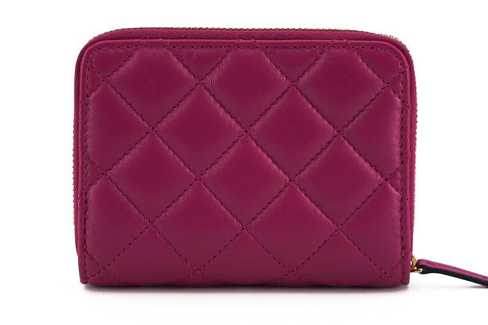 Elegante cartera de piel acolchada morada de Versace