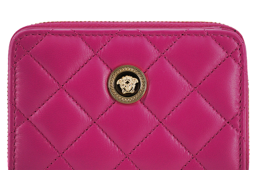 Elegante cartera de piel acolchada morada de Versace
