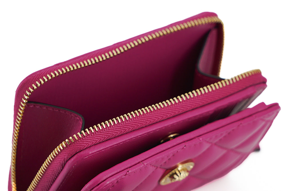 Elegante cartera de piel acolchada morada de Versace