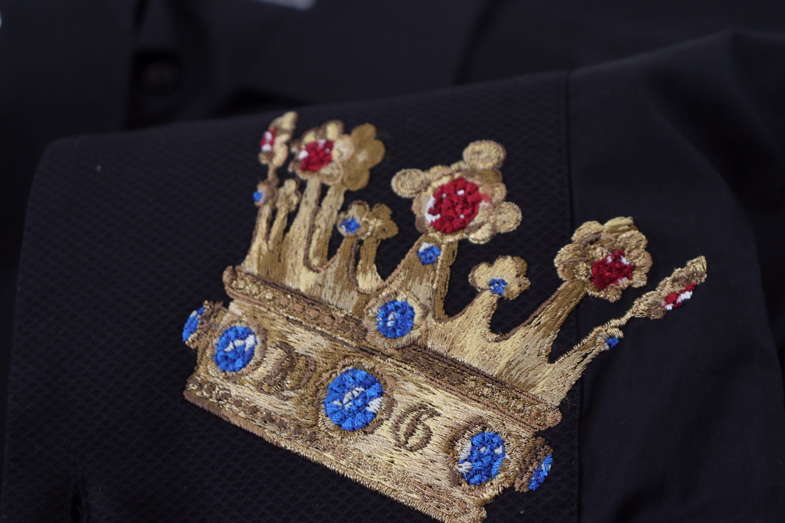 Camisa formal ajustada con corona dorada negra de Dolce &amp; Gabbana