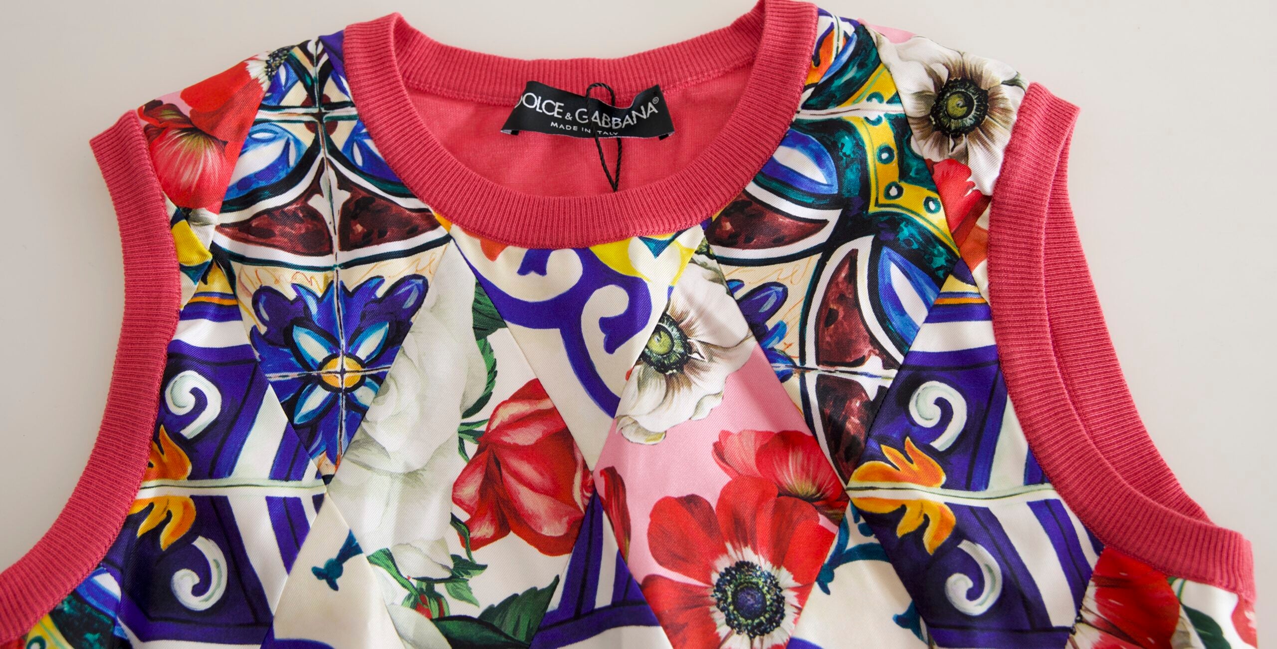 Camiseta sin mangas con cuello redondo y estampado floral mayólica multicolor de Dolce &amp; Gabbana