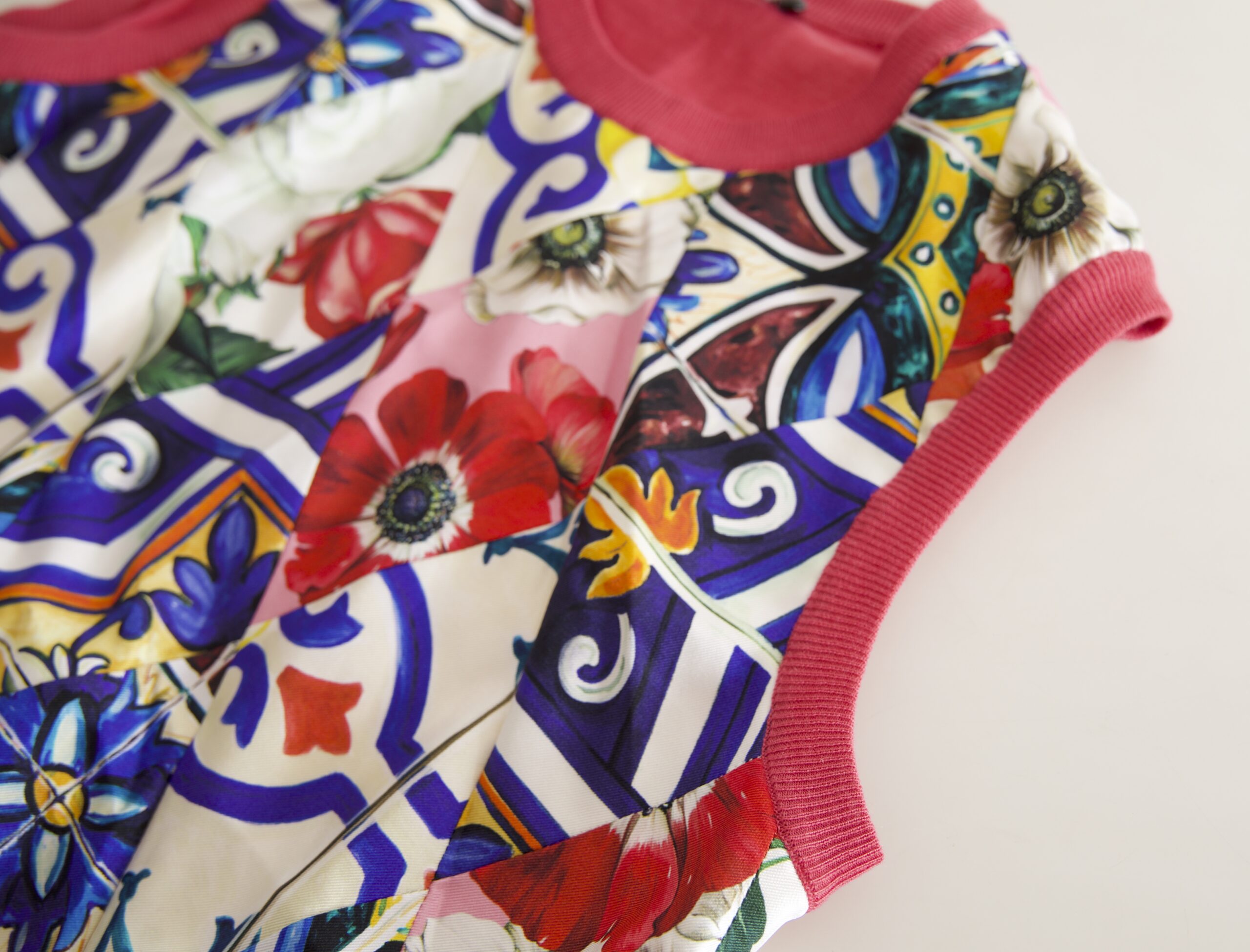 Camiseta sin mangas con cuello redondo y estampado floral mayólica multicolor de Dolce &amp; Gabbana