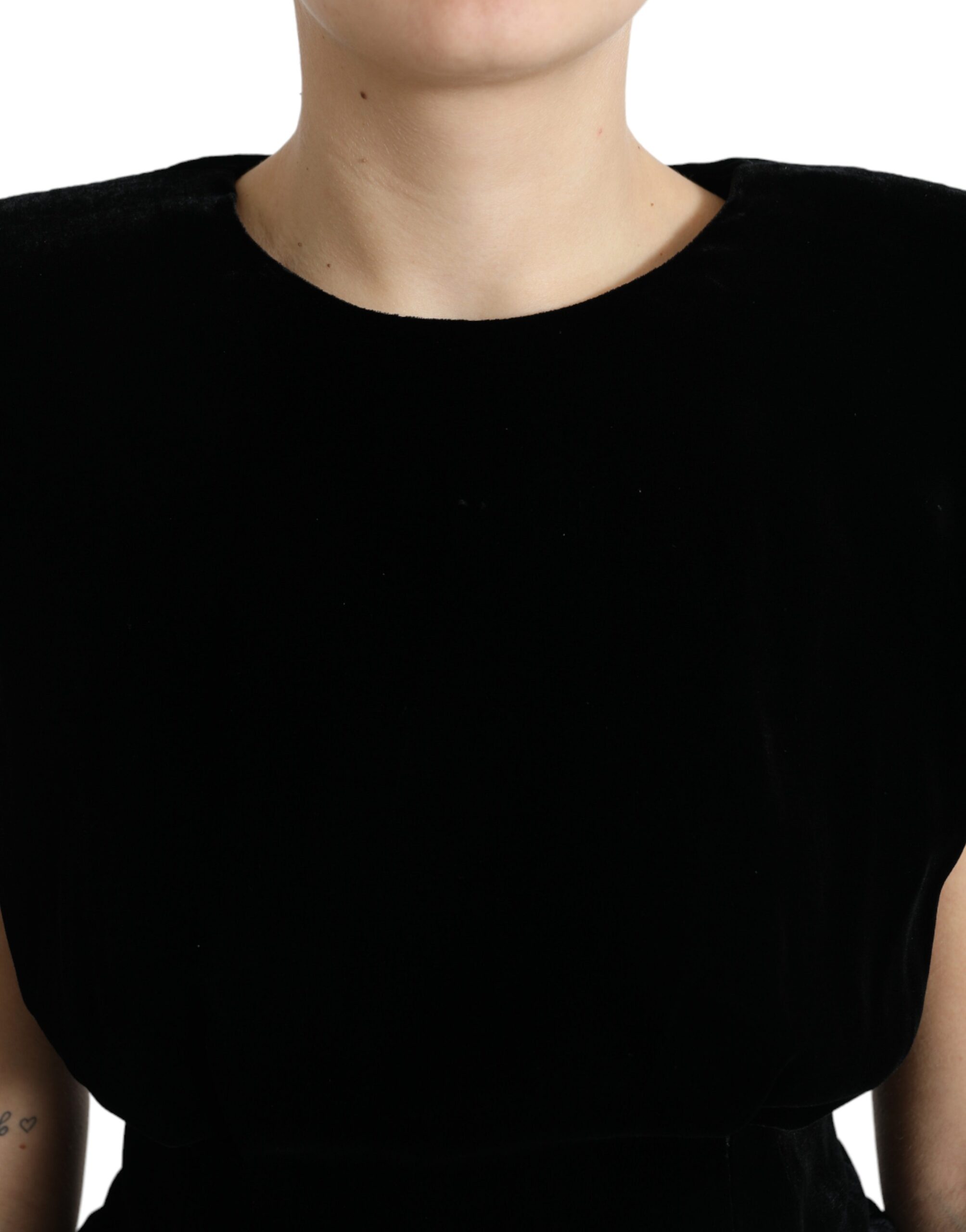Blusa ajustada de terciopelo negro con hombros acolchados de Dolce &amp; Gabbana