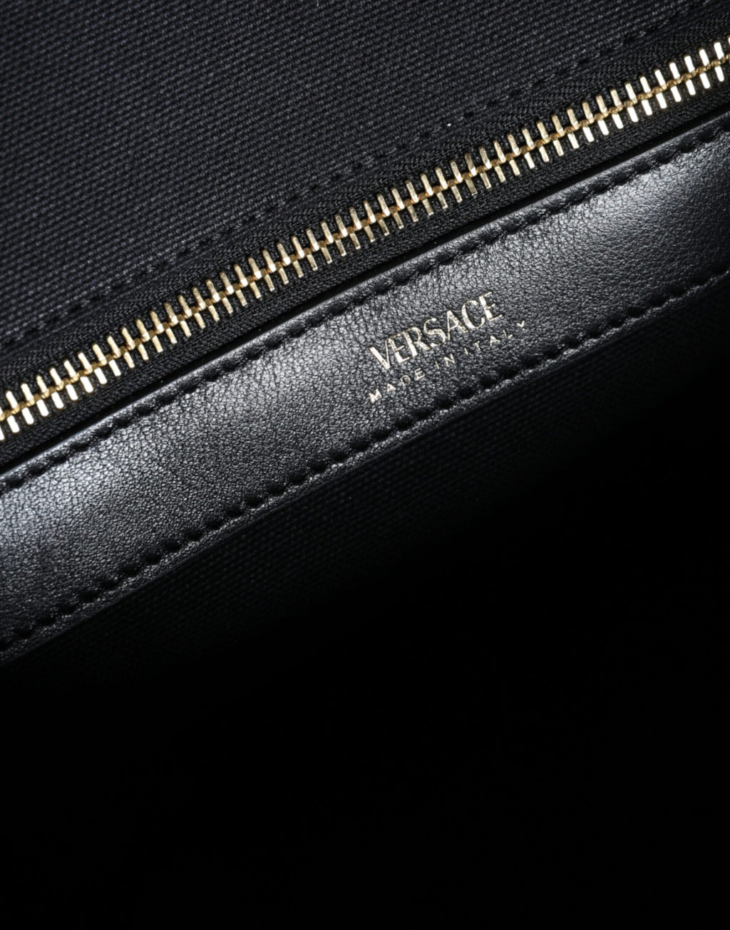 Bolso tote cruzado Versace de lona y cuero con asa superior en color negro y logotipo