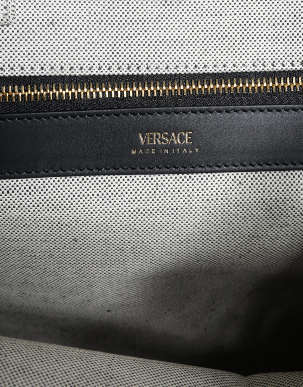 Bolso tote cruzado Versace de lona blanca con asa superior y logotipo de cuero