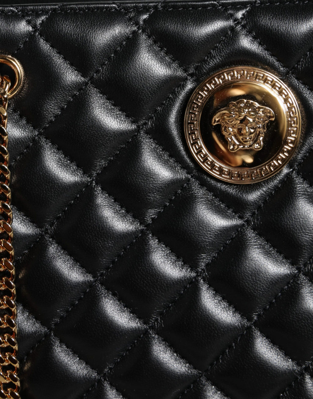 Bolso Versace con correa de cadena para el hombro de piel de napa acolchada negra