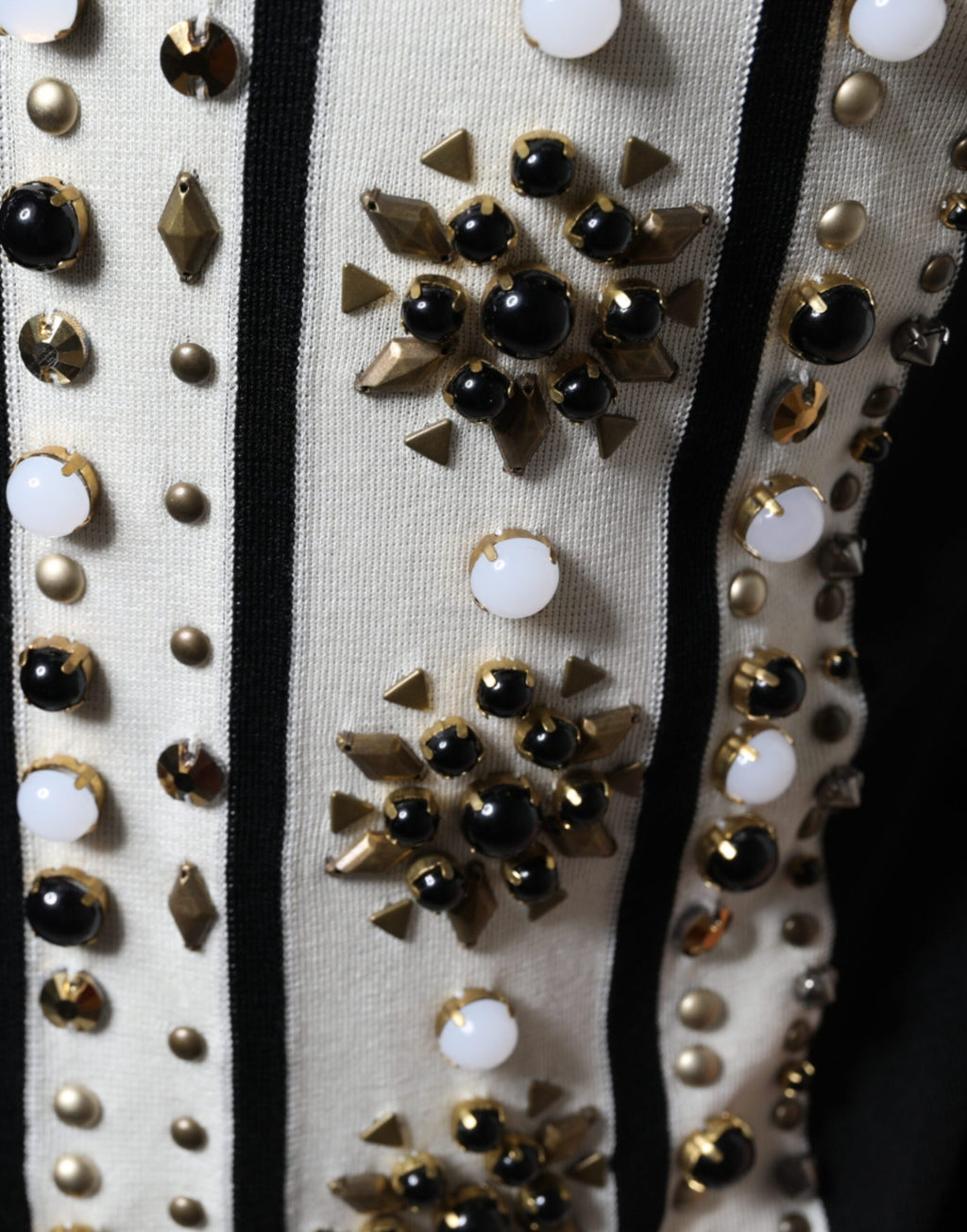 Camisa de seda blanca y negra con cristales de piedra tachonados de Dolce &amp; Gabbana