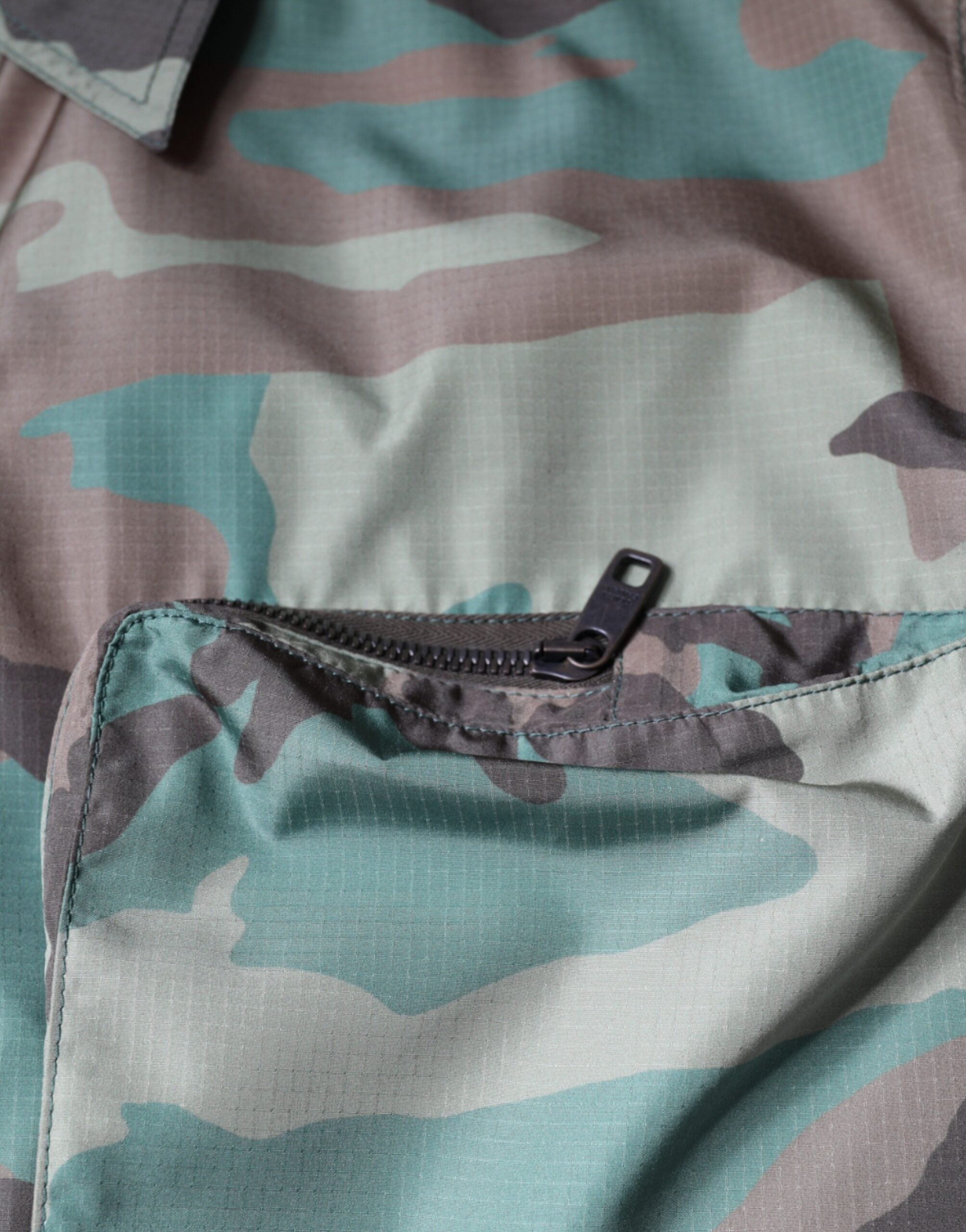 Camisa de botones con estampado de camuflaje multicolor de Dolce &amp; Gabbana