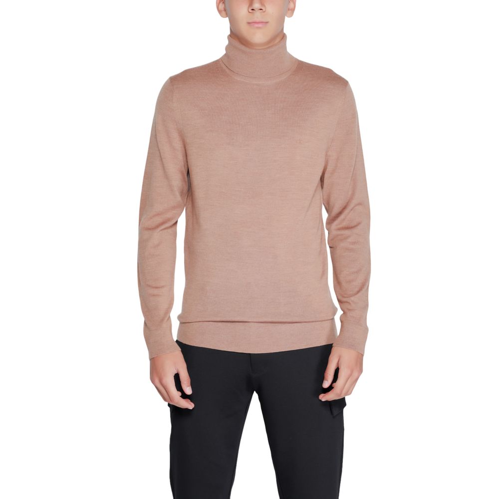 Jersey de cuello alto de lana beige de Calvin Klein