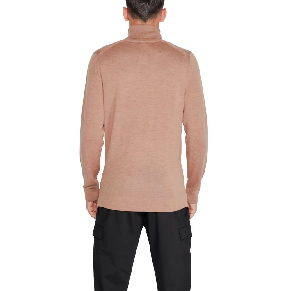 Jersey de cuello alto de lana beige de Calvin Klein