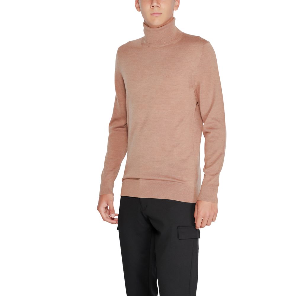 Jersey de cuello alto de lana beige de Calvin Klein