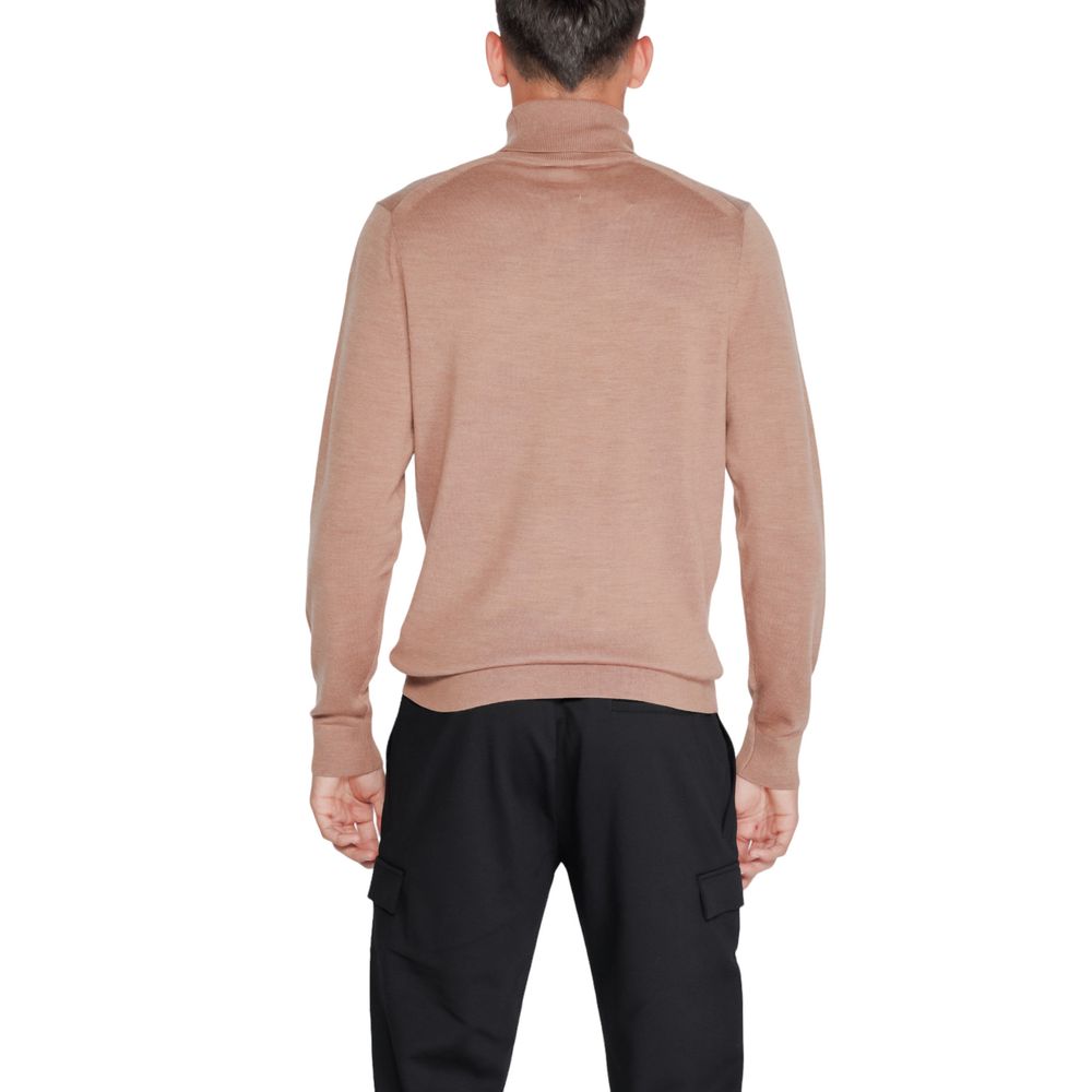 Jersey de cuello alto de lana beige de Calvin Klein