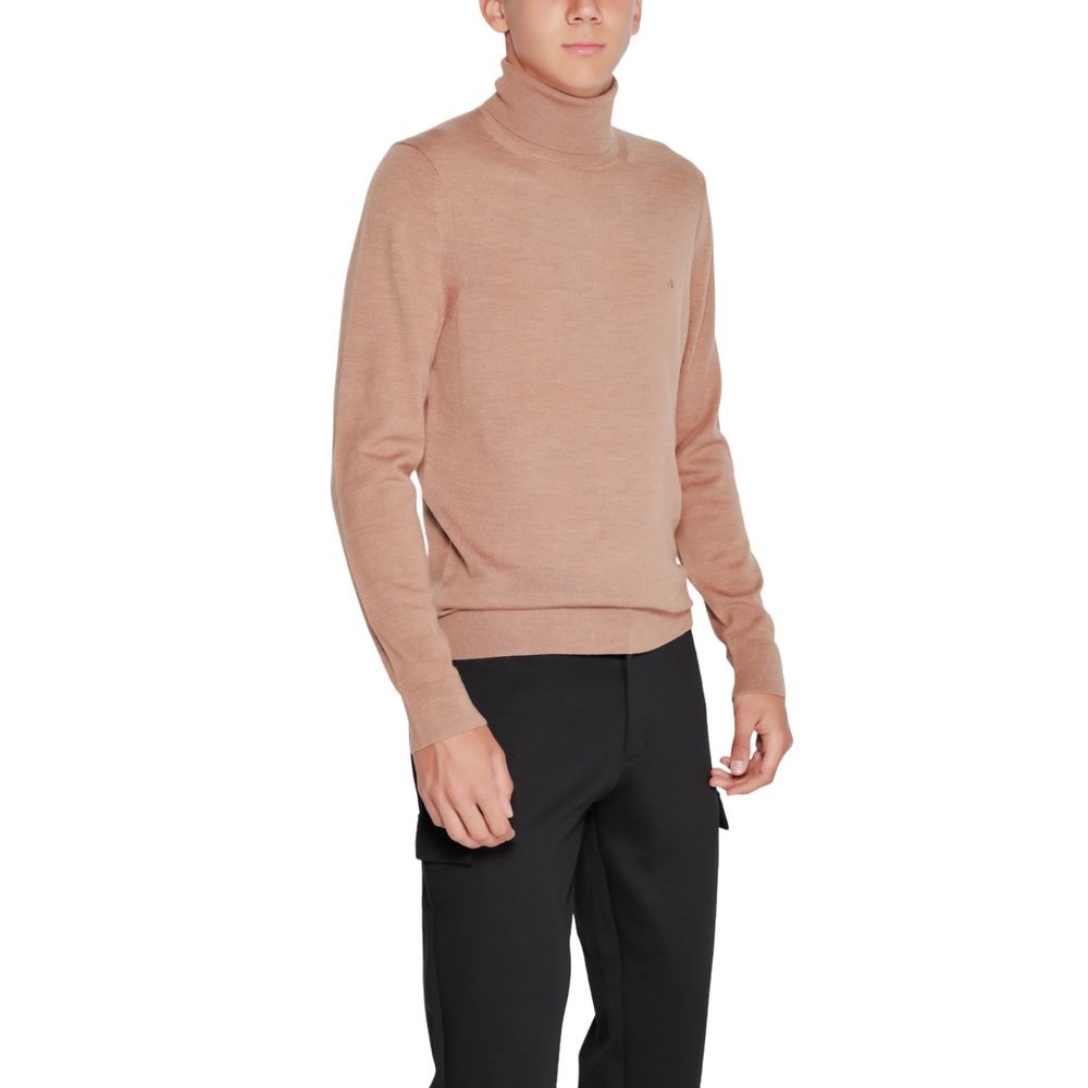 Jersey de cuello alto de lana beige de Calvin Klein
