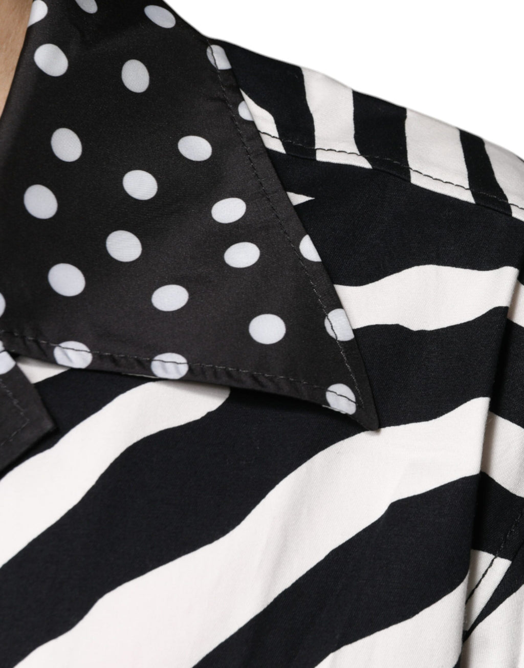 Camisa oversize con botones y estampado de cebra en blanco y negro de Dolce &amp; Gabbana