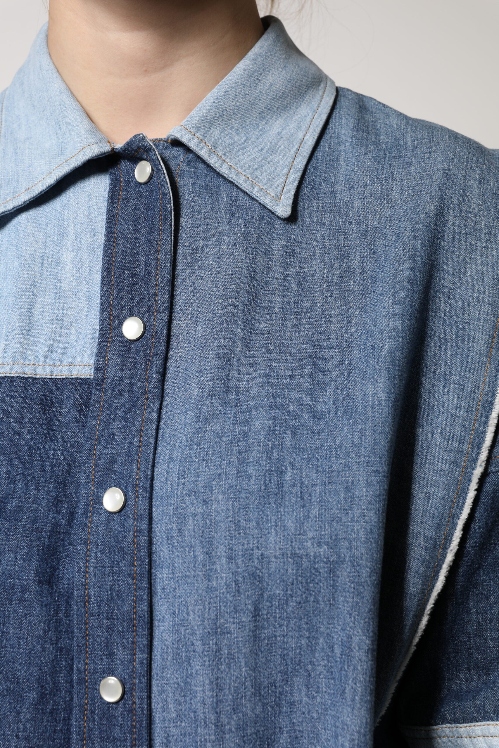 Top de manga larga con cuello abotonado de algodón azul de Dolce &amp; Gabbana