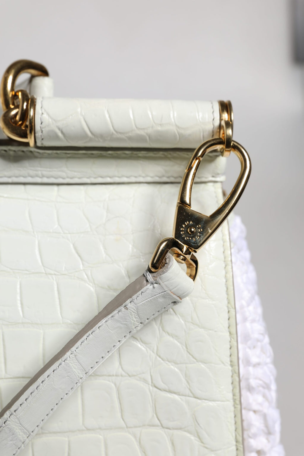 Bolso bandolera con asa superior de piel de rafia blanca de Dolce &amp; Gabbana