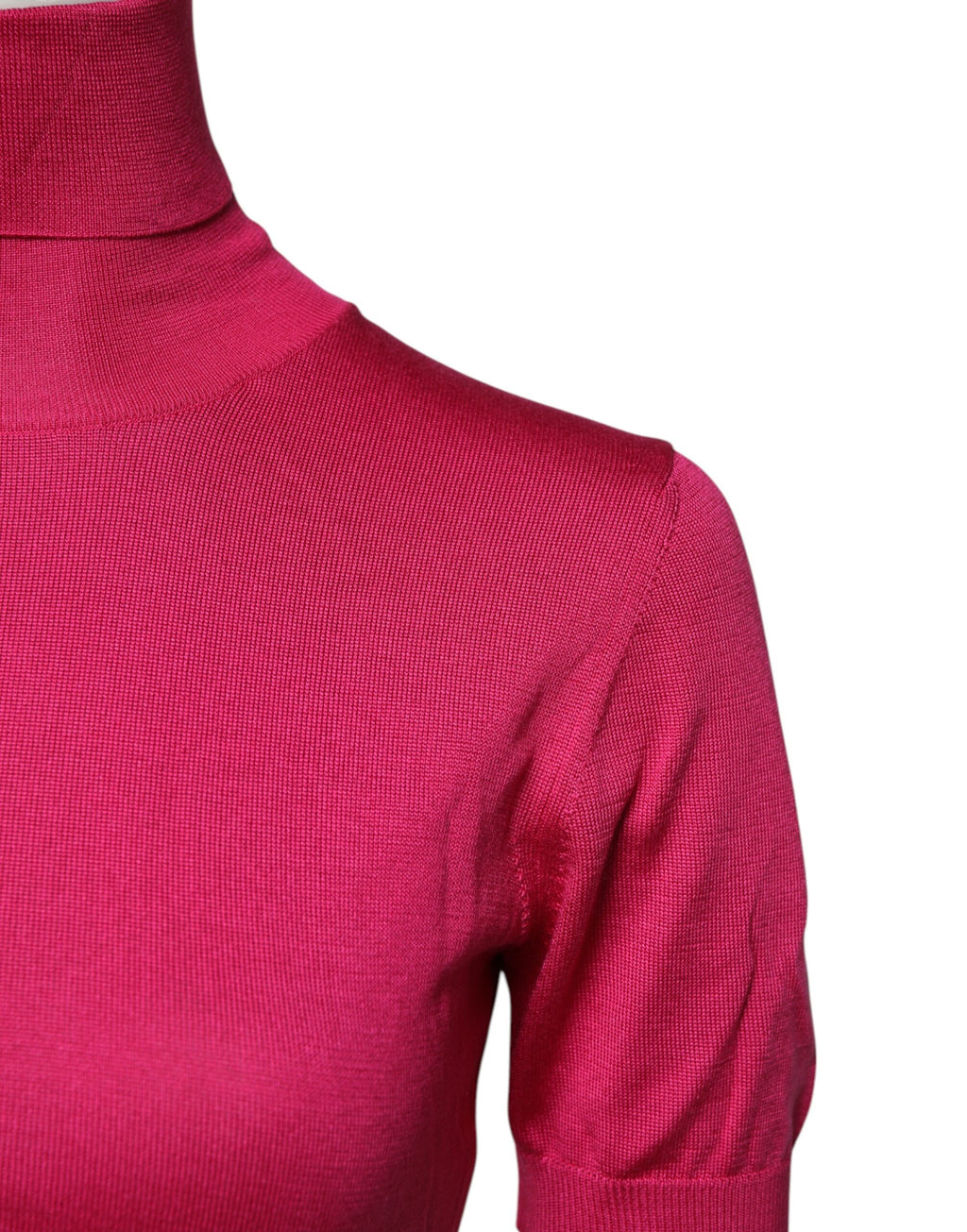 Top corto de cuello alto de punto de seda rosa de Dolce &amp; Gabbana