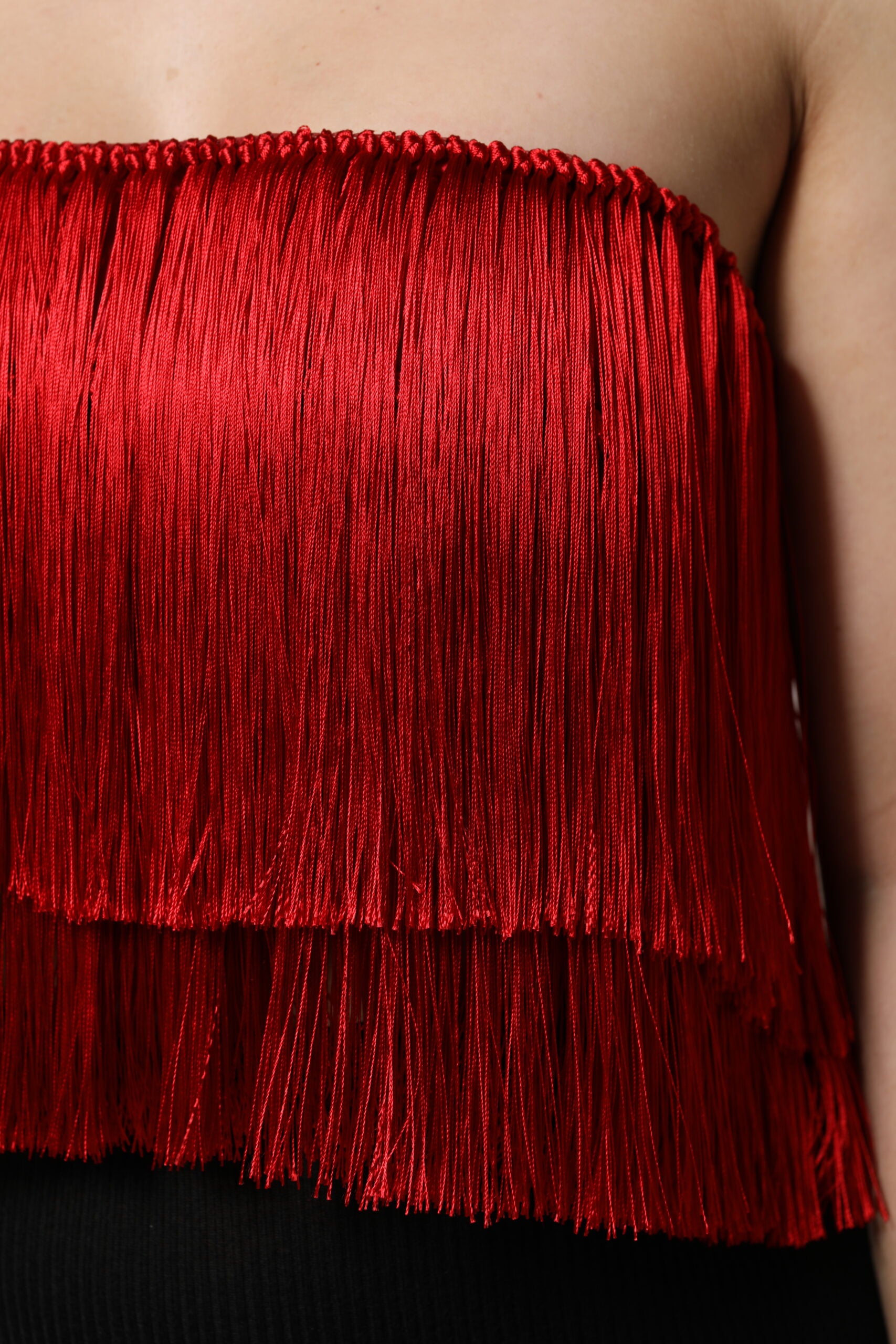 Top corto de tubo con flecos y sin tirantes de seda roja de Dolce &amp; Gabbana